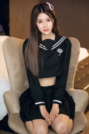 女警丰满的双乳